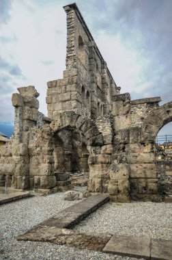 MÖ 25 'te. E. Aosta vadisinde Romalılar Galya 'ya giden yolu tıkayan Salassi kabilesini yendiler. Sonra Galya yolu kuruldu ve gelişen bir şehir oluştu..  