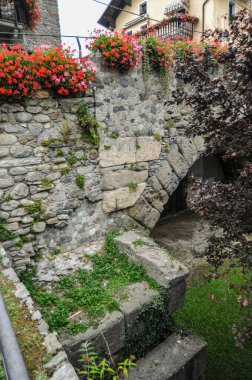 MÖ 25 'te. E. Aosta vadisinde Romalılar Galya 'ya giden yolu tıkayan Salassi kabilesini yendiler. Sonra Galya yolu kuruldu ve gelişen bir şehir oluştu..  