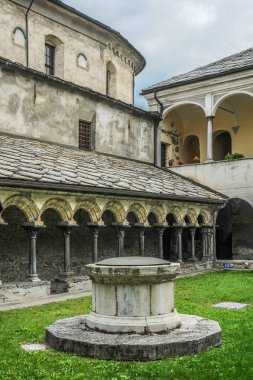 1132 yılında kurulan Sant 'Orso Manastırı' nın avlusu (cluatr) orijinal Roma mimarisini korudu. Sütunların heykel başkentleri özel bir değere sahiptir..      