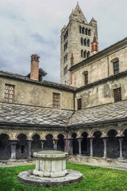 1132 yılında kurulan Sant 'Orso Manastırı' nın avlusu (cluatr) orijinal Roma mimarisini korudu. Sütunların heykel başkentleri özel bir değere sahiptir..      