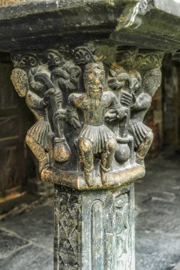 1132 yılında kurulan Sant 'Orso Manastırı' nın avlusu (cluatr) orijinal Roma mimarisini korudu. Sütunların heykel başkentleri özel bir değere sahiptir..      