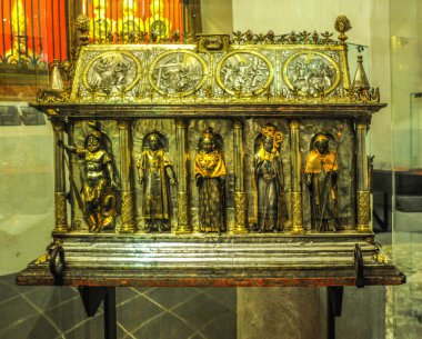 Katedralin kutsal eşyalarının en ilginci, Kuzey İtalya 'nın Alman İmparatorluğu' nun bir parçası olduğu 10-12 asırlık Osmanlı Rönesansı 'nın eserleridir..        