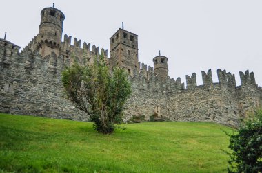 Fenis Kalesi, 13-14 yüzyılda inşa edildi, 18. yüzyılda çürümeye başladı, bir köy ahırına dönüştü. Rastavration 1935 'te ilk haline dönmüştü..    