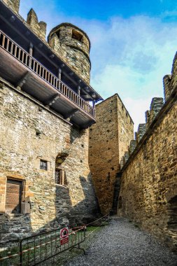 Fenis Kalesi, 13-14 yüzyılda inşa edildi, 18. yüzyılda çürümeye başladı, bir köy ahırına dönüştü. Rastavration 1935 'te ilk haline dönmüştü..    