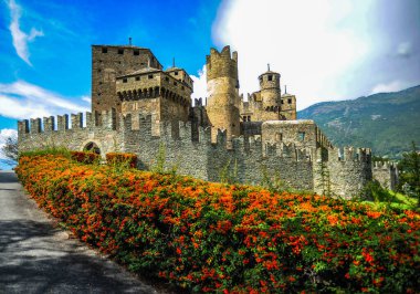 Fenis Kalesi, 13-14 yüzyılda inşa edildi, 18. yüzyılda çürümeye başladı, bir köy ahırına dönüştü. Rastavration 1935 'te ilk haline dönmüştü..    