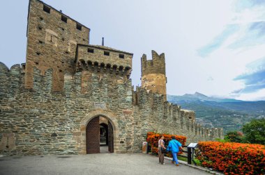 Fenis Kalesi, 13-14 yüzyılda inşa edildi, 18. yüzyılda çürümeye başladı, bir köy ahırına dönüştü. Rastavration 1935 'te ilk haline dönmüştü..    