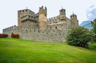 Fenis Kalesi, 13-14 yüzyılda inşa edildi, 18. yüzyılda çürümeye başladı, bir köy ahırına dönüştü. Rastavration 1935 'te ilk haline dönmüştü..    