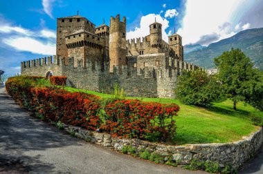 Fenis Kalesi, 13-14 yüzyılda inşa edildi, 18. yüzyılda çürümeye başladı, bir köy ahırına dönüştü. Rastavration 1935 'te ilk haline dönmüştü..    