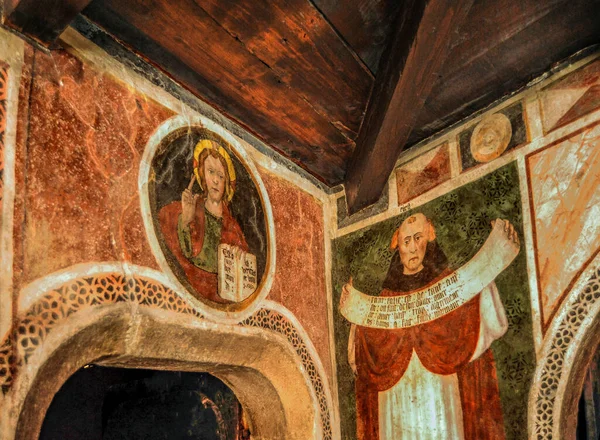 Frescoes Pryder Den Femkantiga Gården Fenis Slott Och Dess Kapell — Stockfoto