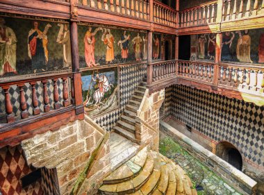 Fenis Kalesi, 13-14 yüzyılda inşa edildi, 18. yüzyılda çürümeye başladı, bir köy ahırına dönüştü. Rastavration 1935 'te ilk haline dönmüştü..    