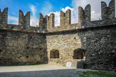 Fenis Kalesi, 13-14 yüzyılda inşa edildi, 18. yüzyılda çürümeye başladı, bir köy ahırına dönüştü. Rastavration 1935 'te ilk haline dönmüştü..    