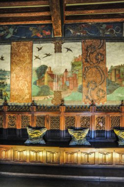 12. yüzyılda Aosta piskoposlarının müstahkem ikametgahı olarak kurulan Issogne Şatosu nihayet 1480-1550 yılları arasında Challans Kontlarının Rönesans malikanesine dönüştürüldü..     