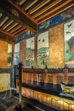 12. yüzyılda Aosta piskoposlarının müstahkem ikametgahı olarak kurulan Issogne Şatosu nihayet 1480-1550 yılları arasında Challans Kontlarının Rönesans malikanesine dönüştürüldü..     