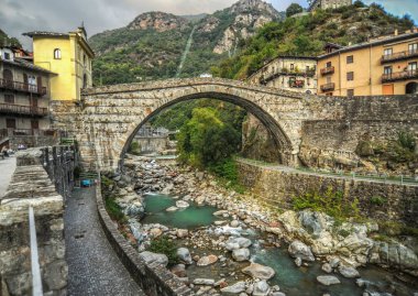 12. yüzyılda Aosta piskoposlarının müstahkem ikametgahı olarak kurulan Issogne Şatosu nihayet 1480-1550 yılları arasında Challans Kontlarının Rönesans malikanesine dönüştürüldü..     