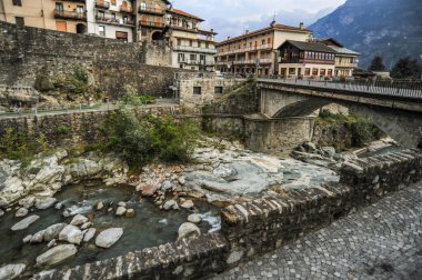 12. yüzyılda Aosta piskoposlarının müstahkem ikametgahı olarak kurulan Issogne Şatosu nihayet 1480-1550 yılları arasında Challans Kontlarının Rönesans malikanesine dönüştürüldü..     