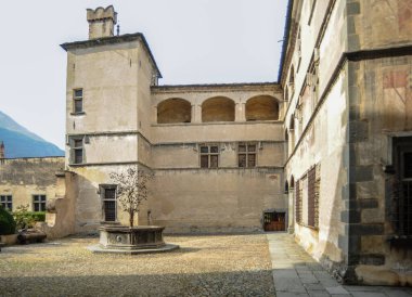 12. yüzyılda Aosta piskoposlarının müstahkem ikametgahı olarak kurulan Issogne Şatosu nihayet 1480-1550 yılları arasında Challans Kontlarının Rönesans malikanesine dönüştürüldü..     