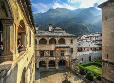 12. yüzyılda Aosta piskoposlarının müstahkem ikametgahı olarak kurulan Issogne Şatosu nihayet 1480-1550 yılları arasında Challans Kontlarının Rönesans malikanesine dönüştürüldü..     