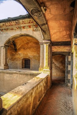 12. yüzyılda Aosta piskoposlarının müstahkem ikametgahı olarak kurulan Issogne Şatosu nihayet 1480-1550 yılları arasında Challans Kontlarının Rönesans malikanesine dönüştürüldü..     