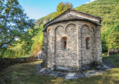 726 yılında kurulan manastır, Pepin the Short, Charlemagne ve Louis the Pious 'un desteğini aldı. 906 'da Araplar tarafından yok edildikten sonra 11. yüzyılda yeniden inşa edildi..   