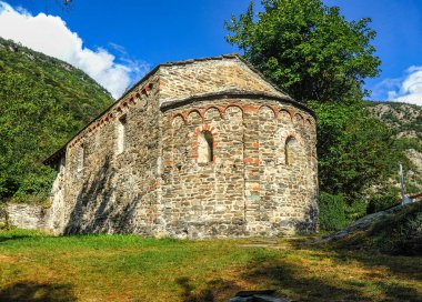 726 yılında kurulan manastır, Pepin the Short, Charlemagne ve Louis the Pious 'un desteğini aldı. 906 'da Araplar tarafından yok edildikten sonra 11. yüzyılda yeniden inşa edildi..   