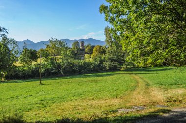 726 yılında kurulan manastır, Pepin the Short, Charlemagne ve Louis the Pious 'un desteğini aldı. 906 'da Araplar tarafından yok edildikten sonra 11. yüzyılda yeniden inşa edildi..   