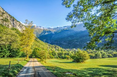 726 yılında kurulan manastır, Pepin the Short, Charlemagne ve Louis the Pious 'un desteğini aldı. 906 'da Araplar tarafından yok edildikten sonra 11. yüzyılda yeniden inşa edildi..   