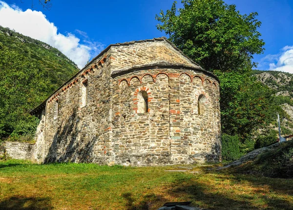 726 yılında kurulan manastır, Pepin the Short, Charlemagne ve Louis the Pious 'un desteğini aldı. 906 'da Araplar tarafından yok edildikten sonra 11. yüzyılda yeniden inşa edildi..   