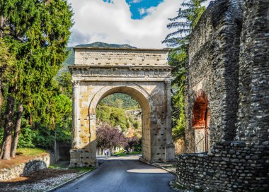 Susa Vadisi 'ndeki Kelt yerleşimi M.Ö. 500 yılından beri bilinmektedir. Romalıların gelişiyle, 11. yüzyıldan itibaren Savoy hanedanlığının egemenliği altında olan bir şehir ortaya çıktı..    