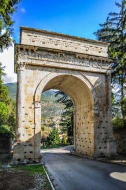 Susa Vadisi 'ndeki Kelt yerleşimi M.Ö. 500 yılından beri bilinmektedir. Romalıların gelişiyle, 11. yüzyıldan itibaren Savoy hanedanlığının egemenliği altında olan bir şehir ortaya çıktı..    