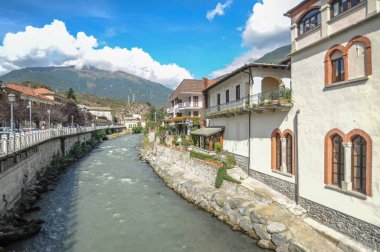 Susa Vadisi 'ndeki Kelt yerleşimi M.Ö. 500 yılından beri bilinmektedir. Romalıların gelişiyle, 11. yüzyıldan itibaren Savoy hanedanlığının egemenliği altında olan bir şehir ortaya çıktı..    