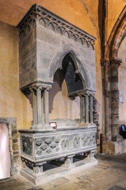 On the mountain, Porkeriana was located in the fortress of the Roman legionaries, and after a century Outpost of Charlemagne. In the 10th century, the Archangel Michael Abbey was built on this site.     