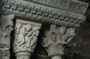 The Stairway of the dead, which represents hell, is decorated with various capitals with images of human sins, disgusting paganism and superstition.    