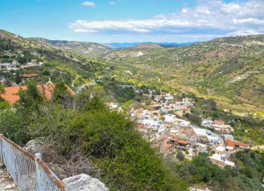 Episcopi dağ köyü, antik Bizans tapınağının kalıntılarının korunduğu devasa uçurumuyla ünlüdür..    