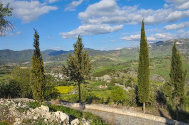 Kıbrıs 'ın dağları arasında pitoresk bir vadide köy mezarlığında tek başına bir kilise duruyor.     