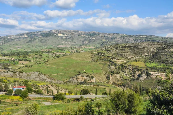 キプロスの山の間の絵の谷で村の教会の教会だけで立っている — ストック写真