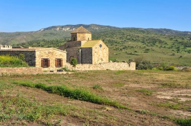 Manastır 13. yüzyılda Sinti Nehri 'nin Xeros Potamos Nehri' ne kesiştiği noktada ortaya çıktı. Kıbrıs Rum-Venedik mimari tarzının harika bir anıtı..      