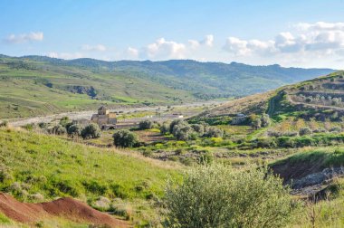 Troodos Dağları 'nın güney kesimindeki Xeros Potamos Nehri vadisi gezginlere Kıbrıs' ın pitoresk bir manzarasını gözler önüne seriyor.   