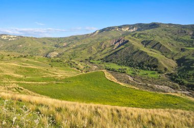 Troodos Dağları 'nın güney kesimindeki Xeros Potamos Nehri vadisi gezginlere Kıbrıs' ın pitoresk bir manzarasını gözler önüne seriyor.   