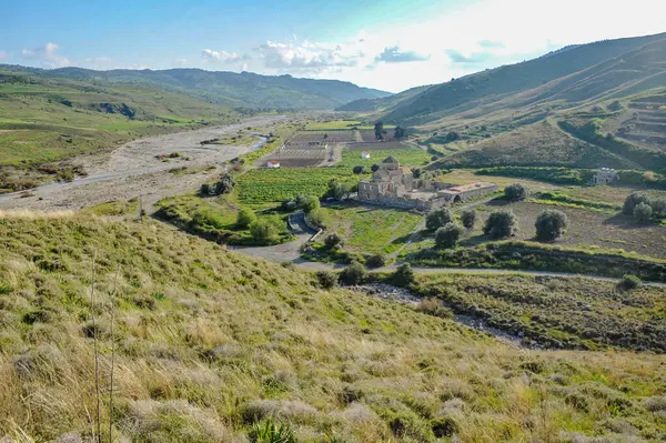 Troodos Dağları 'nın güney kesimindeki Xeros Potamos Nehri vadisi gezginlere Kıbrıs' ın pitoresk bir manzarasını gözler önüne seriyor.   