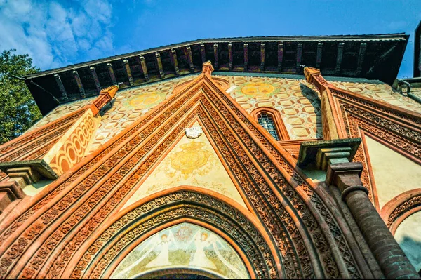 14世紀と15世紀に建てられたピエモンテ アンソニー修道院は ロンバードゴシック様式の建築物の素晴らしい記念碑です — ストック写真