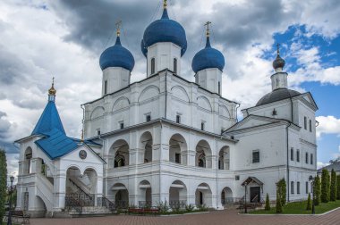 Serpukhov 'daki Vysotsky (yüksek bir tepe üzerine inşa edilmiş) manastırı, 14.-16. yüzyılın Moskova Prensliği' nin güney sınırlarında ruhani bir eğitim merkezi ve güçlü bir kaleydi..    