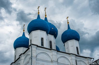 Serpukhov 'daki Vysotsky (yüksek bir tepe üzerine inşa edilmiş) manastırı, 14.-16. yüzyılın Moskova Prensliği' nin güney sınırlarında ruhani bir eğitim merkezi ve güçlü bir kaleydi..    