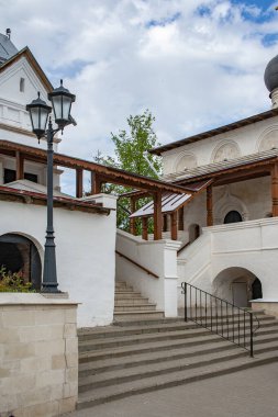 Vvedensky Manastırı 1362 yılında Vladyka (Metropolitan) Alexy tarafından kurulmuş ve 16. yüzyılda modern bakış açılarına sahip olan kiliselerinin güzelliğiyle ünlüdür.      