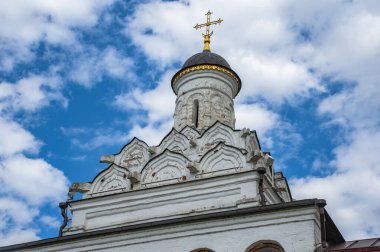 Vvedensky Manastırı 1362 yılında Vladyka (Metropolitan) Alexy tarafından kurulmuş ve 16. yüzyılda modern bakış açılarına sahip olan kiliselerinin güzelliğiyle ünlüdür.      