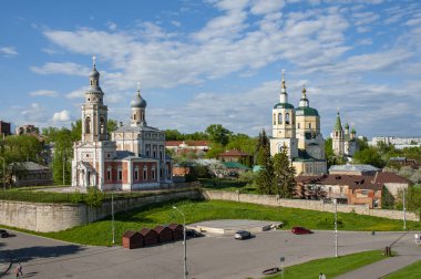 Serpukhov Prenslik Kalesi (Kremlin) Moskova 'ya yaklaşan güneyde güçlü bir taş kale olarak hizmet vermiştir. Kremlin 1932 'ye kadar bozulmadan kaldı, sonra yok edildi.      