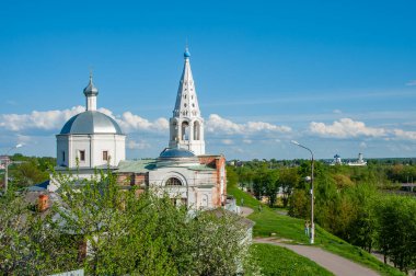 Serpukhov Prenslik Kalesi (Kremlin) Moskova 'ya yaklaşan güneyde güçlü bir taş kale olarak hizmet vermiştir. Kremlin 1932 'ye kadar bozulmadan kaldı, sonra yok edildi.      