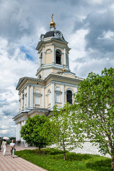 Высоцкий (построенный на высоком холме) монастырь в Серпухове был духовным образовательным центром и мощной крепостью на южных границах Московского Княжества XIV-XVI веков..    