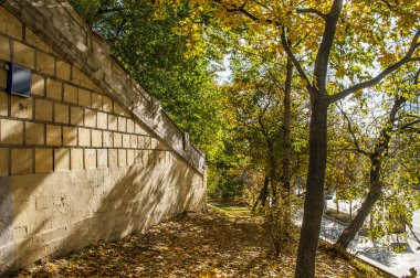 Moskva Nehri 'nin bir kolu olan Yauza' nın yüksek kıyısında mimar Domenico Gilardi, 1829-1832 yılları arasında İtalyan İmparatorluğu tarzında Usachevlerin şehir malikanesini inşa etti.    