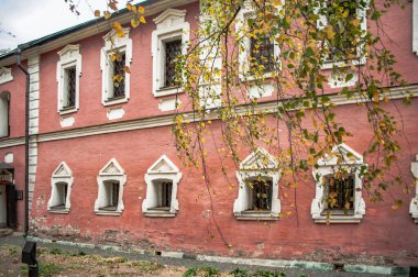 14. yüzyılda Yauza Nehri 'nin yüksek kıyısında, adını ilk başrahibi Andronikov' dan alan bir manastır kuruldu. Büyük ikon ressam Andrey Rublev burada yaşadı ve öldü..    