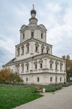 14. yüzyılda Yauza Nehri 'nin yüksek kıyısında, adını ilk başrahibi Andronikov' dan alan bir manastır kuruldu. Büyük ikon ressam Andrey Rublev burada yaşadı ve öldü..    